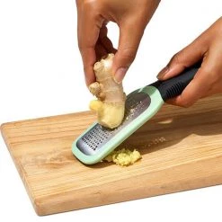 OXO Good Grips Etched Ginger & Garlic Grater 8 OXO Good Grips Etched Ginger & Garlic Grater -KITCHEN GADGETS Store 11273000UK OXO Etched Ginger Garlic Grater 2