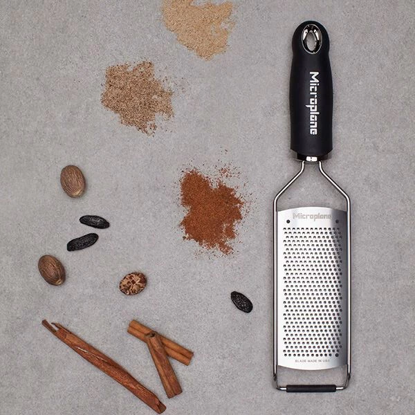 Microplane Gourmet Series Fine Grater Black 4 Microplane Gourmet Series Fine Grater Black - Image 4